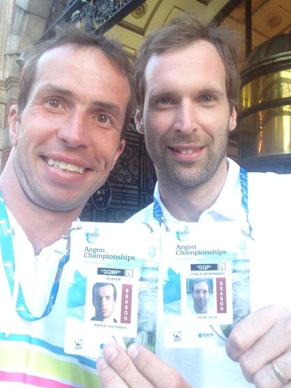 Petr Cech tittar på golf – utan den där hjälmen, ni vet. Petr Cech tittar på golf – utan den där hjälmen, ni vet.